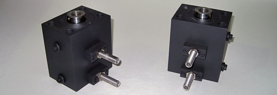 Pair of compact cylinders of R8 type with Balluff position sensor