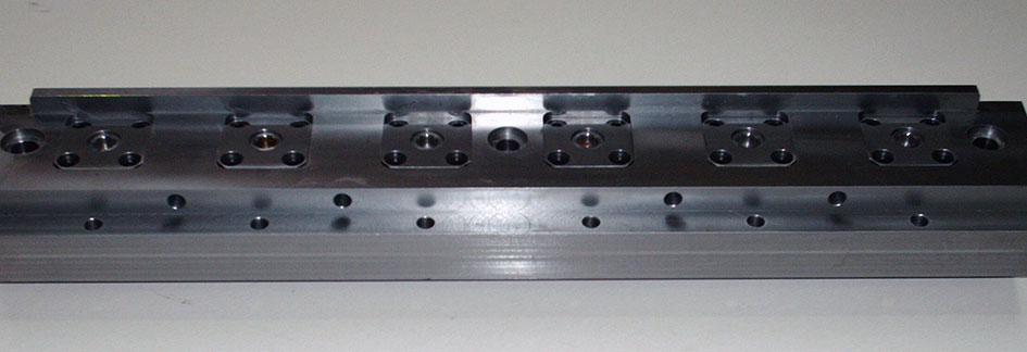 Single-actuating locking cylinders with spring return for pinching systema